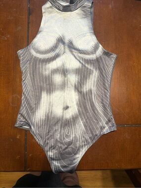 SHEIN Gray Woodgrain-Pattern Girls One-Piece Bodysuit
